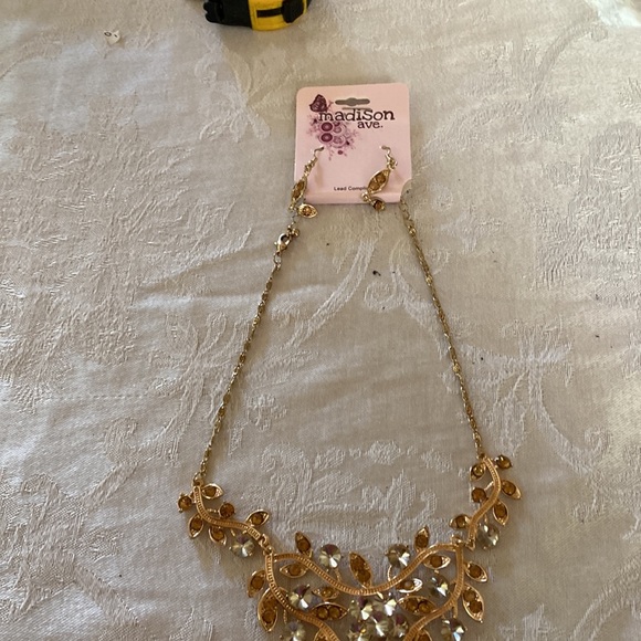 Three- Tiered gold Necklace (costume with matching earrings 
With earrings - Picture 4 of 8